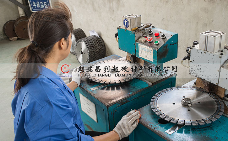 誰都想選擇質(zhì)量穩(wěn)定生產(chǎn)技術(shù)先進(jìn)的花崗巖鋸片,你是怎么選的？